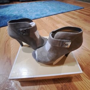 Michael kors davenport gray suede bootie size 8